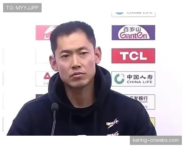 特写：更衣室里的张庆鹏，白板上的战术图与赛后总结